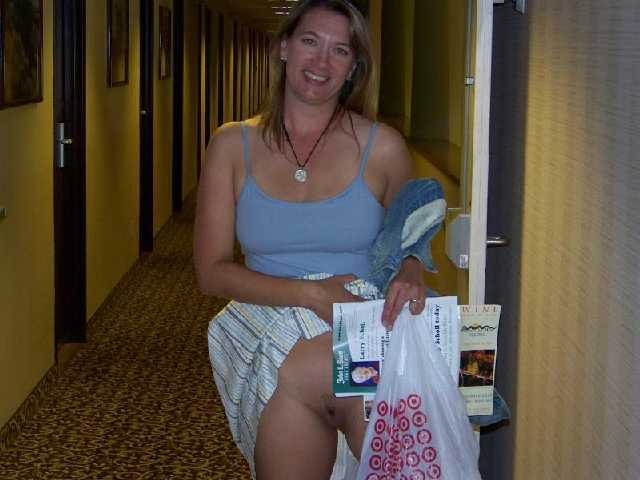 Flashing MILF swinger 640x480 picture Flashing MILF